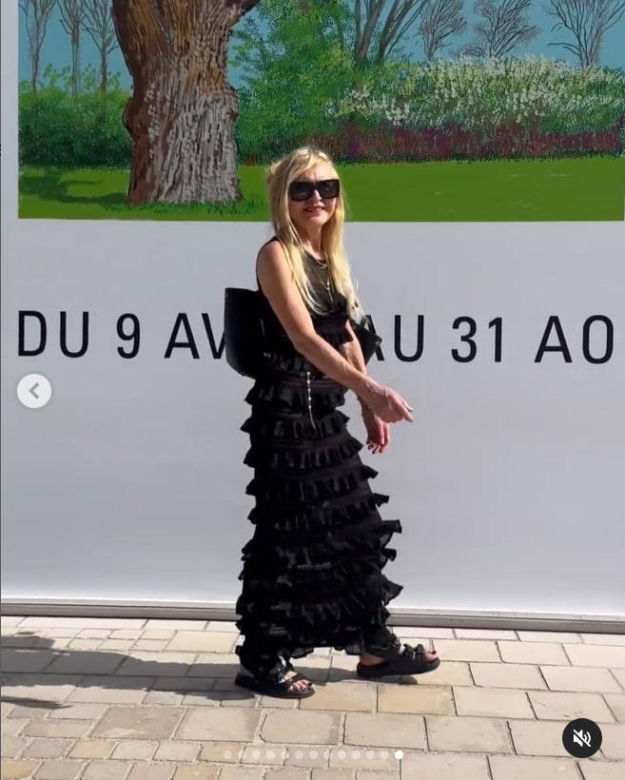 Monika Olejnik pręży biust w wydekoltowanej sukni. Co za sylwetka!