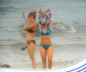 KATARZYNA CICHOPEK Z RODZINĄ NA PLAŻY