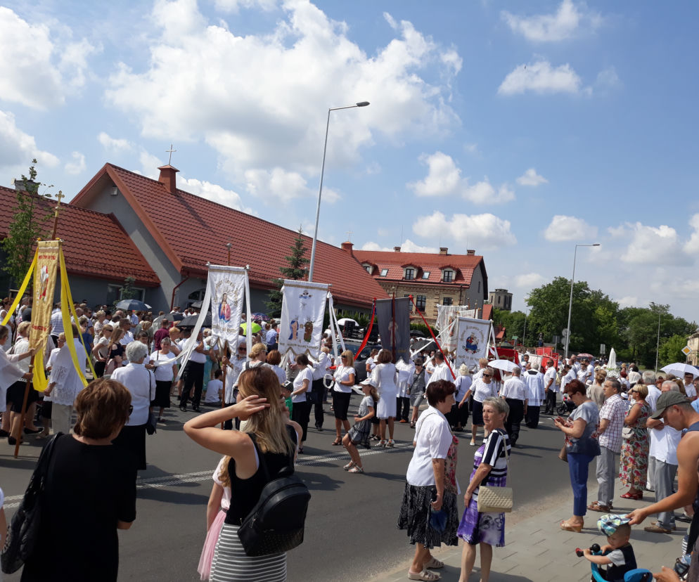 Białystok. Boże Ciało 2019. Wspólna procesja dwóch parafii: św. Jadwigi i NMP z Guadalupe