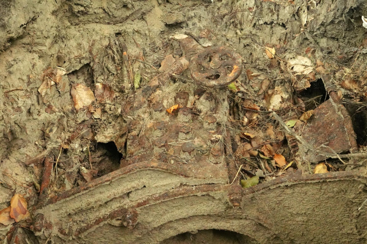 Młocarnia zakopana w ziemi.