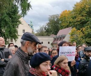 Protest przed krakowską kurią