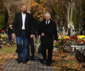 Prezes Kaczyński z miotełką na grobach