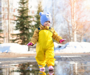 Było -20°C, teraz 0°C. Rodzice nie wiedzą, jak zmienić ubieranie dziecka