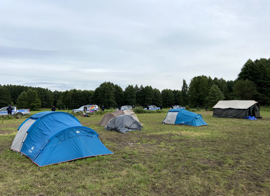 Usnarz Górny. Policyjny kordon odgradza aktywistów od koczowiska imigrantów