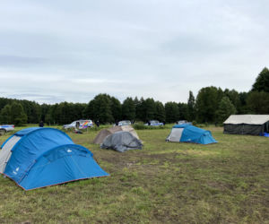Usnarz Górny. Policyjny kordon odgradza aktywistów od koczowiska imigrantów