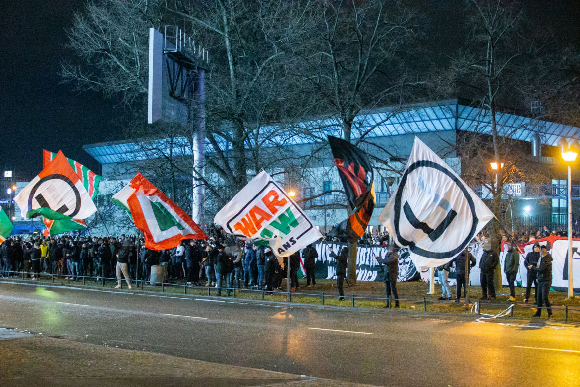 Kibice pod stadionem Legii
