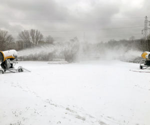 Górka Środulska w Sosnowcu. Naśnieżanie stoku narciarskiego