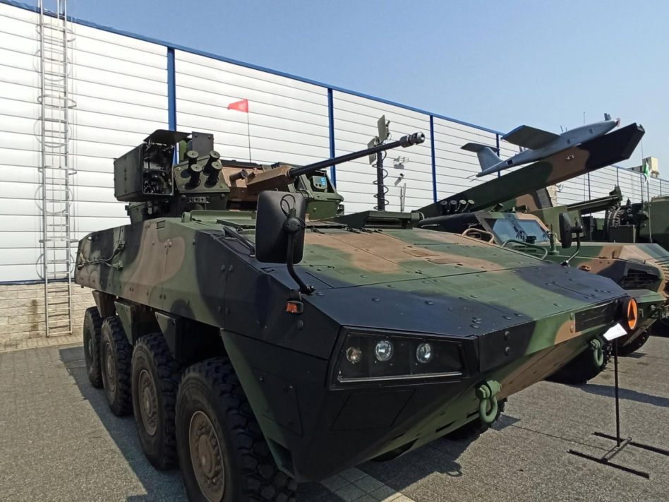 Rosomak z wieżą ZSSW-30, wyposażony w wyrzutnie PPK Spike