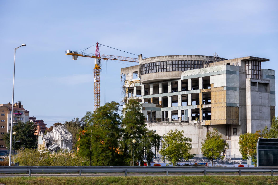 Rozbiórka „szkieletora” przy ul. Literackiej 7 – prace rozbiórkowe