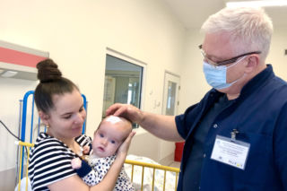 Szczecińscy neurochirurdzy uratowali życie malutkiej dziewczynce z Ukrainy. Emilka ma zaledwie 2 miesiące!