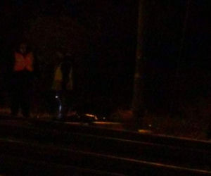 Usiadł na torach i czekał na nadjeżdżający pociąg. Maszynista nie miał szans wyhamować 
