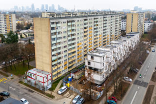 Wola Księcia Janusza. Okno w okno z PRL-owskim blokiem rośnie nowy. Sąsiedzi patrzą ze zgrozą