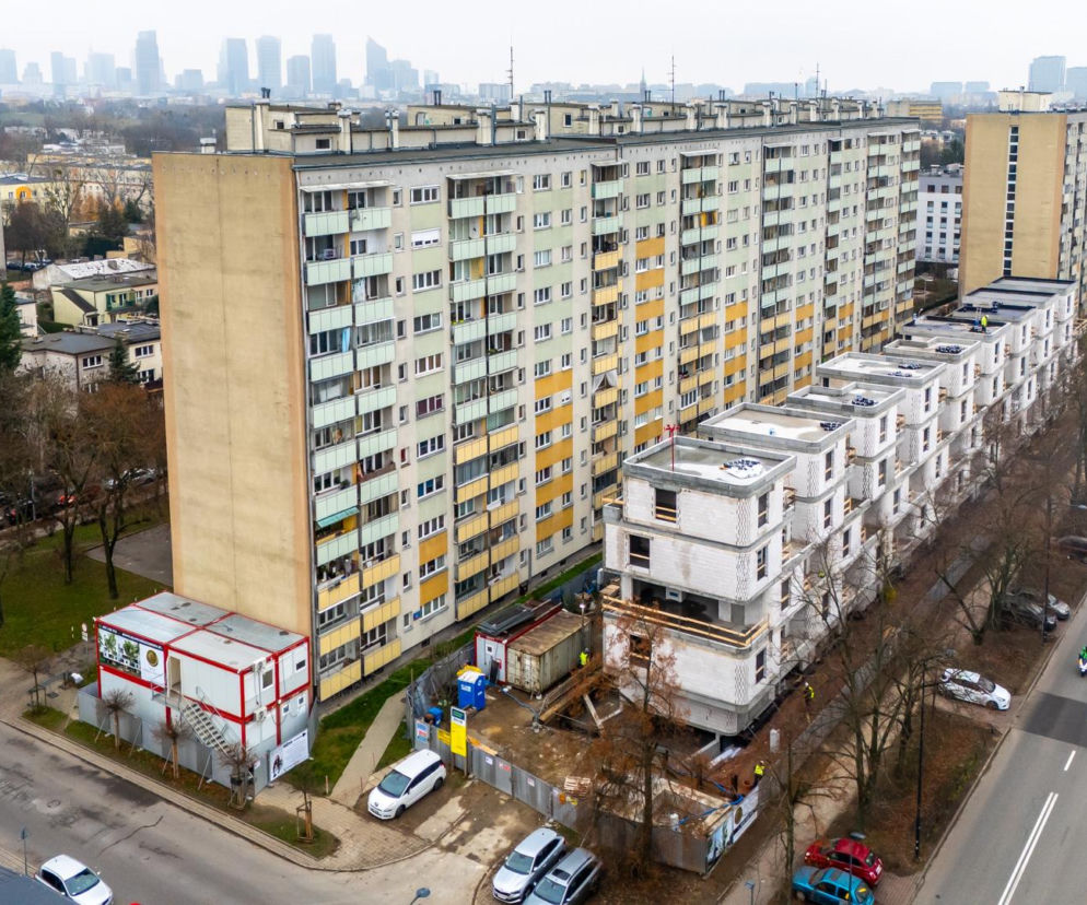 Okno w okno z PRL-owskim blokiem rośnie nowy. Sąsiedzi patrzą ze zgrozą