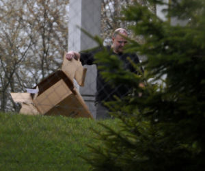 Cezary Żak pali plastikowe śmieci
