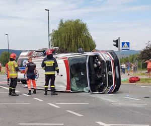 Wypadek w Nowy Sączu. Matka z dzieckiem jechała karetką do szpitala. Ambulans zderzył się z osobówką