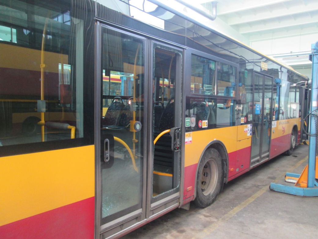 W wyniku strzałów w autobusie wybite zostały szyby