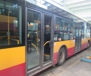 W wyniku strzałów w autobusie wybite zostały szyby
