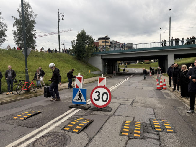 "Cichy marsz" w Krakowie po tragicznym wypadku. Zginęło młode małżeństwo