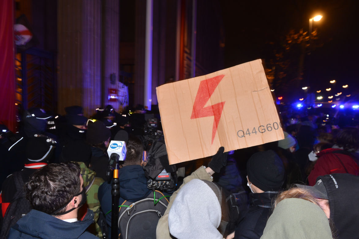 Protesty przed MEN. Strajk kobiet blokuje stolicę 