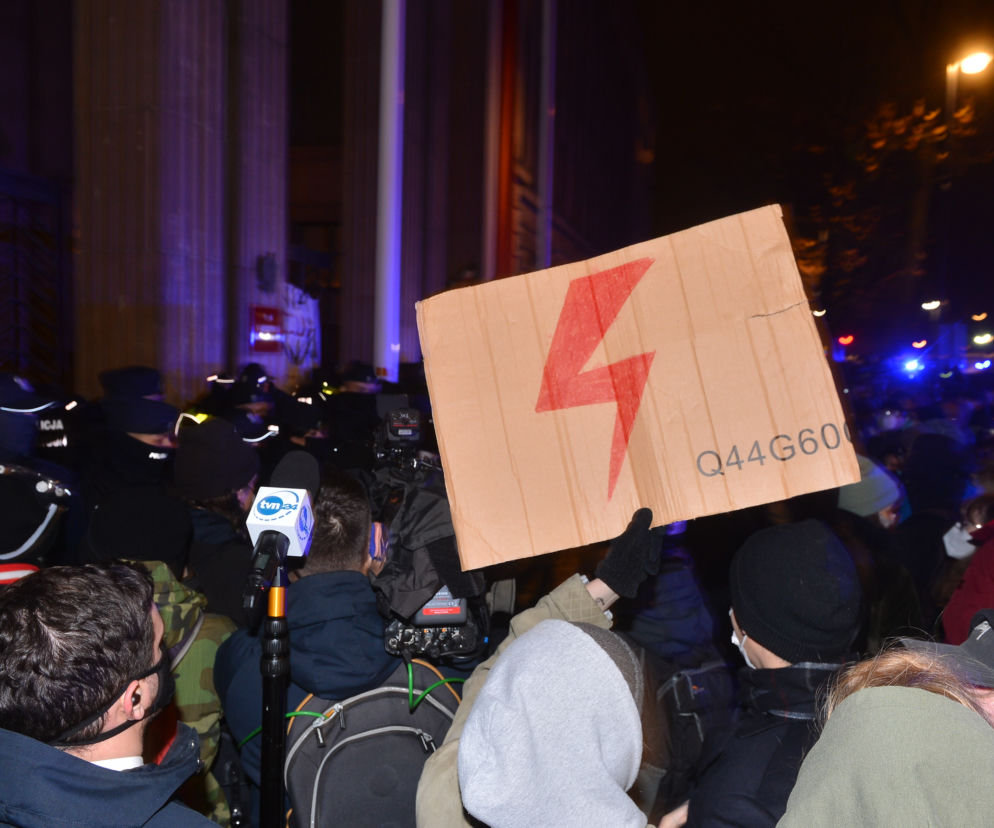 Protesty przed MEN. Strajk kobiet blokuje stolicę 