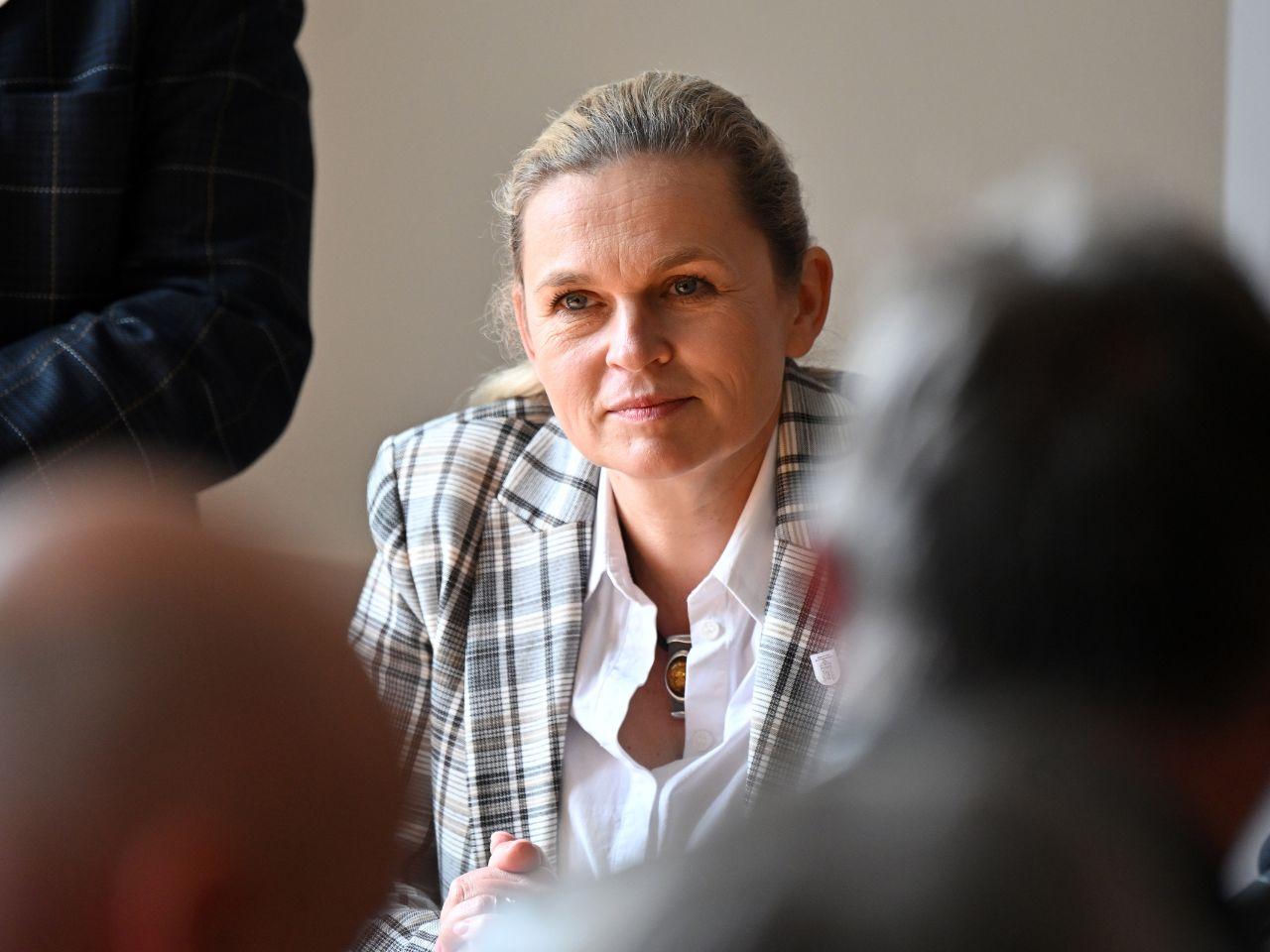 Nowacka kontra biskupi! „Chcą, żeby młodzież była bezbronna!”