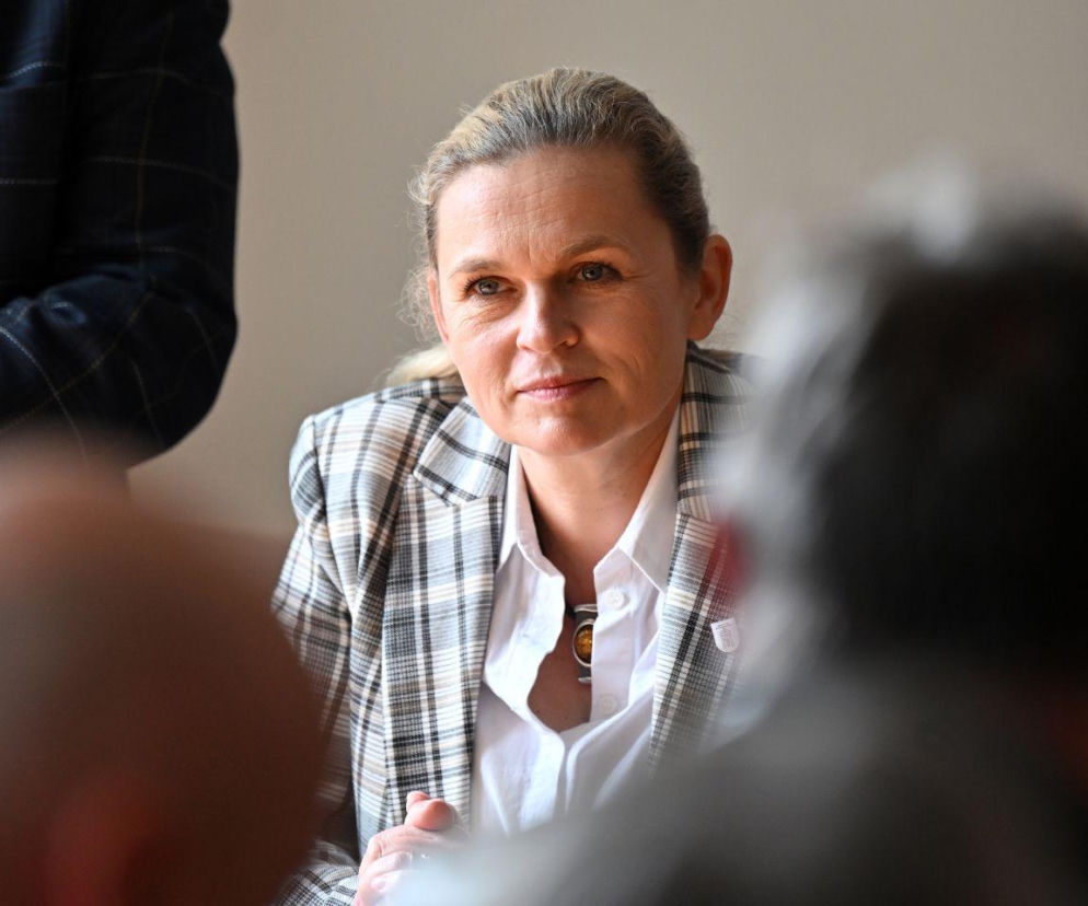 Minister edukacji Barbara Nowacka w kraciastej marynarce. O sporze z biskupami przeczytasz na SE Polityka.