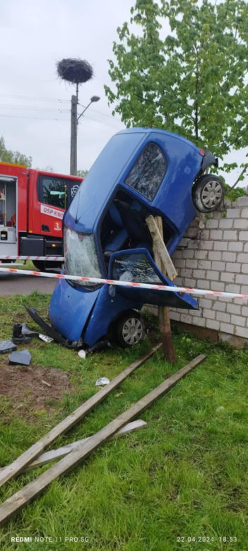 Wypadek w Miłostowie. Auto uderzyło w barierę i budynek