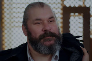 Dziedzictwo, odcinek 1018: Sedat dopadnie Poyraza. Szantażem zmusi go do nielegalnych walk
