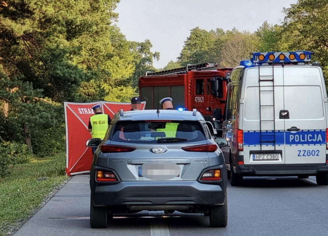 Potworna śmierć. Auto roztrzaskało się na drzewie. Wypadek w Wólce Radzymińskiej