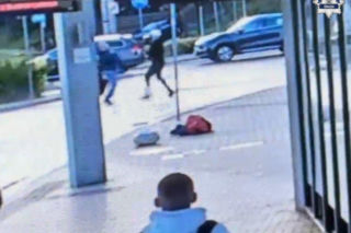 Krwawy finał szarpaniny na dworcu. 44-latek zaatakował nożem