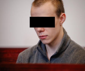 Mateusz rzucił monetą. Wypadł orzeł, więc udusił Wiktorię