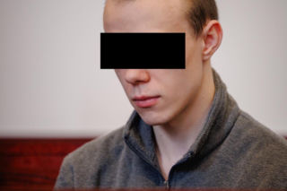 Mateusz rzucił monetą. Wypadł orzeł, więc udusił Wiktorię