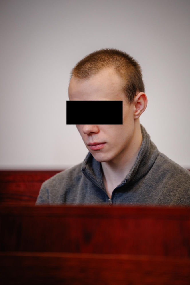 Mateusz rzucił monetą. Wypadł orzeł, więc udusił Wiktorię