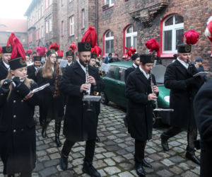 Barbórka 2025. Pobudka górnicza na Nikiszowcu w wykonaniu Orkiestry Wieczorek