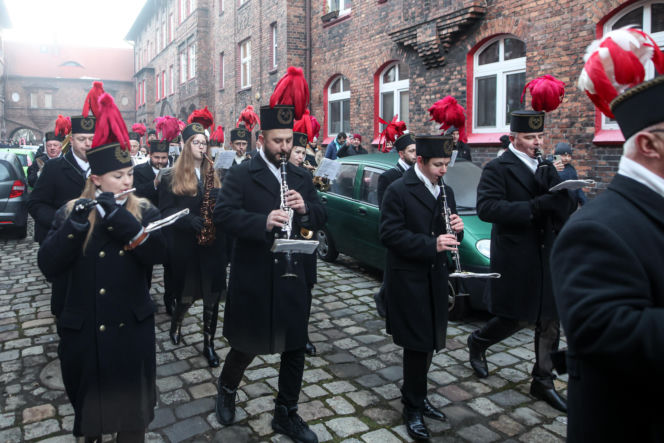 Barbórka 2025. Pobudka górnicza na Nikiszowcu w wykonaniu Orkiestry Wieczorek