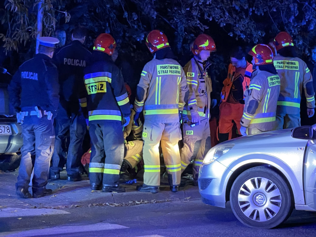 Szaleńczy pościg ulicami Warszawy. Rozbity na drzewie samochód, w środku dwóch pijanych i 15-latka