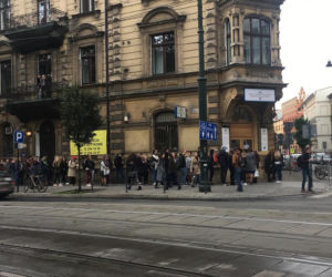 Kraków. Gigantyczne kolejki w punktach sprzedaży biletów MPK [ZDJĘCIA]