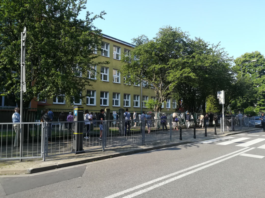 Kolejka do lokalu wyborczego na warszawskim Powiślu
