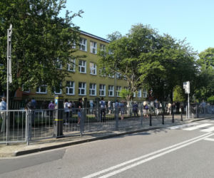 Kolejka do lokalu wyborczego na warszawskim Powiślu