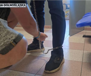 35-latek wycelował broń i strzelił w kierunku policjantów. Dzieliło ich 7 metrów