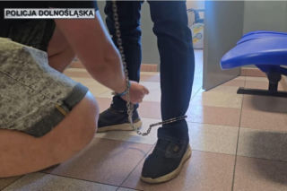 35-latek wycelował broń i strzelił w kierunku policjantów. Dzieliło ich 7 metrów