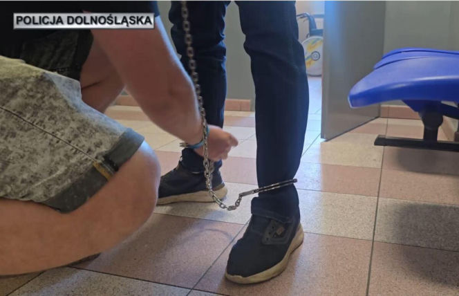 35-latek wycelował broń i strzelił w kierunku policjantów. Dzieliło ich 7 metrów