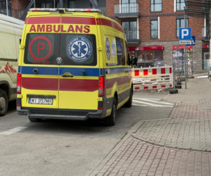 Na klatce schodowej znaleziono zwłoki mężczyzny. Tajemnicza śmierć w starej kamienicy