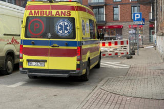 Na klatce schodowej znaleziono zwłoki mężczyzny. Tajemnicza śmierć w starej kamienicy