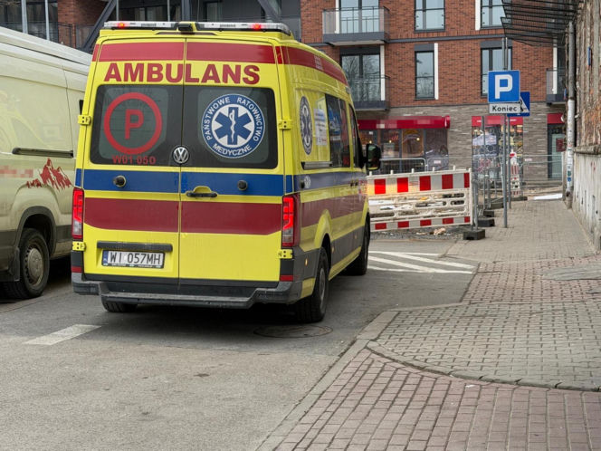 Na klatce schodowej znaleziono zwłoki mężczyzny. Tajemnicza śmierć w starej kamienicy