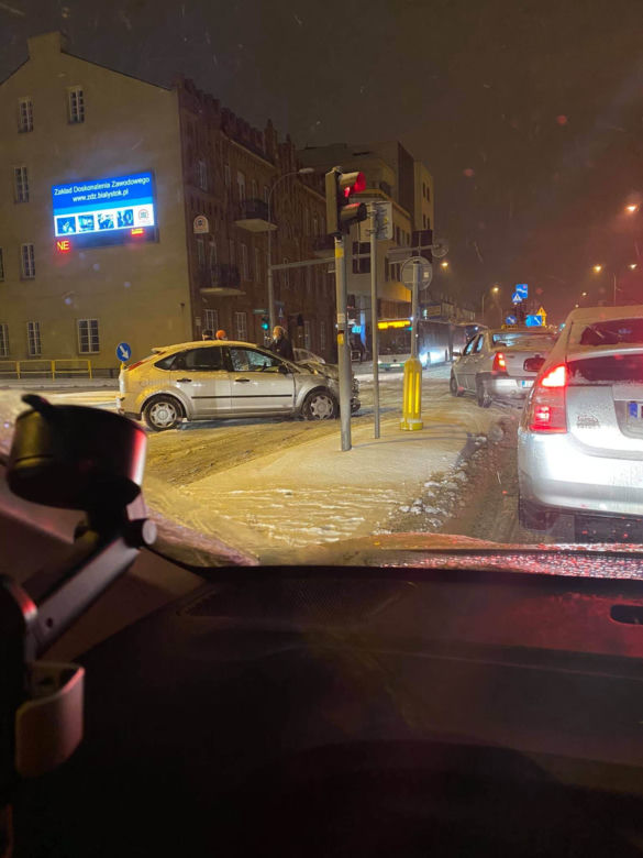 Trudne warunki na drogach w Podlaskiem. Śnieg i lód utrudniają jazdę [ZDJĘCIA]