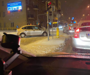Trudne warunki na drogach w Podlaskiem. Śnieg i lód utrudniają jazdę [ZDJĘCIA]