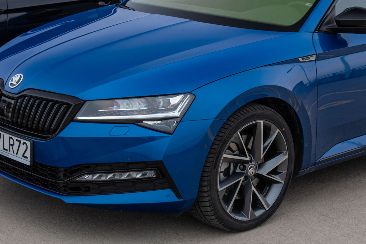 Volkswagen Passat Elegance vs Skoda Superb Sportline