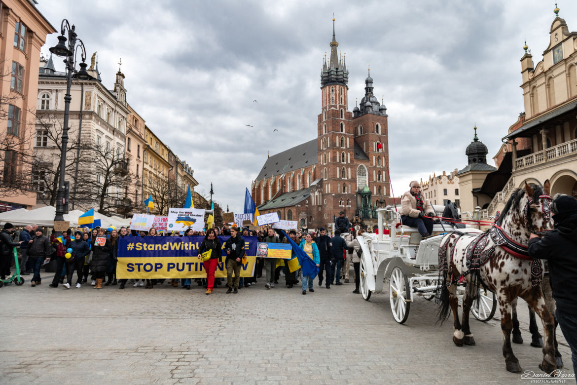 Kraków solidarny z Ukrainą! Wielka manifestacja na Rynku Głównym [ZDJĘCIA]