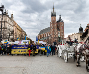 Kraków solidarny z Ukrainą! Wielka manifestacja na Rynku Głównym [ZDJĘCIA]